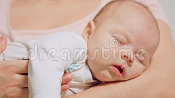 婴儿在母亲怀里睡着了视频的预览图