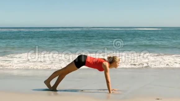 女人在海滩上做运动视频的预览图