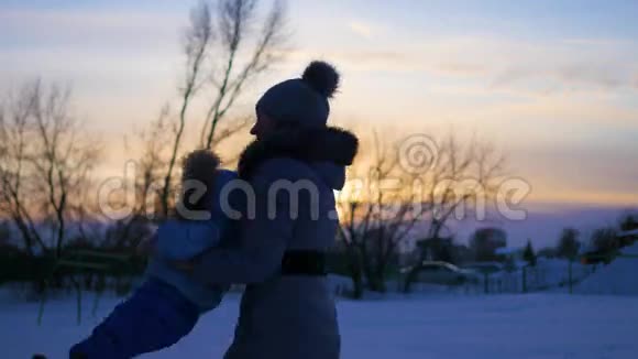 冬天日落时女孩和宝宝玩视频的预览图
