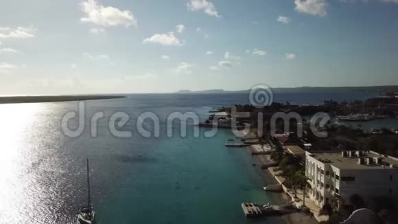 加勒比游艇港博内尔岛空中无人机顶景4KUHD视频的预览图