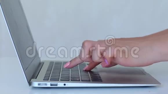 这个女孩正在用平板电脑游戏卡通自制泳衣视频的预览图
