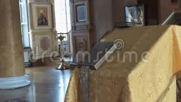 圣彼德堡7月25日传统东正教婚礼视频的预览图