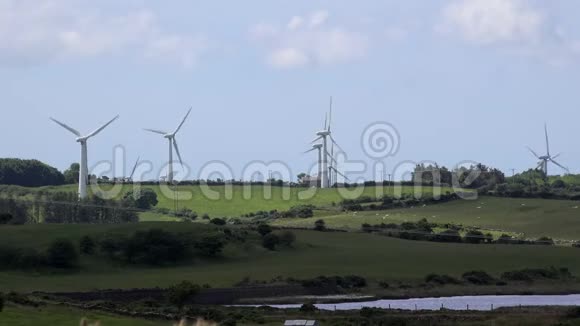 英国传统农田4K型风力涡轮机视频的预览图