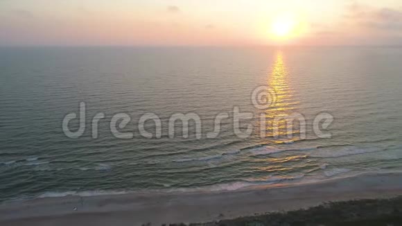 日落时沙滩的鸟瞰图视频的预览图