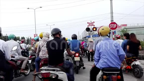 公路上的人和交通视频的预览图