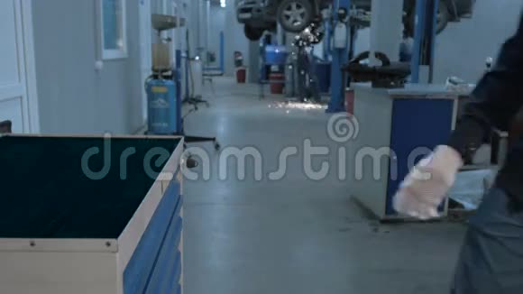 机械手打开蓝色金属盒在现代服务站使用不同工具进行汽车修理视频的预览图