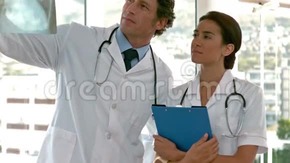 两个严肃的医生在看X光视频的预览图