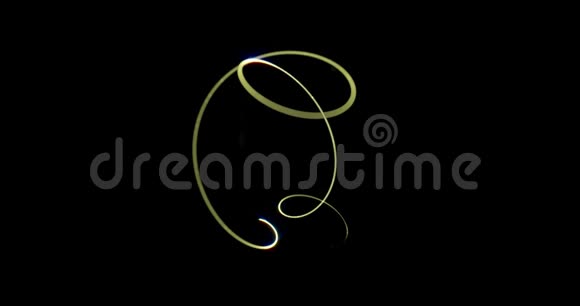 金色闪光的抽象圆圈与闪闪发光的覆盖效果金色的速度淡淡的痕迹在黑色的长弦上画视频的预览图