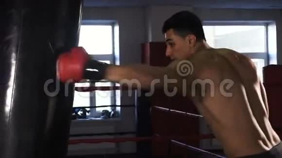 拳击运动中的男运动员训练视频的预览图