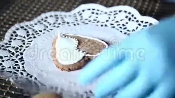 女性用自制的糕点袋装饰姜饼丝袜视频的预览图