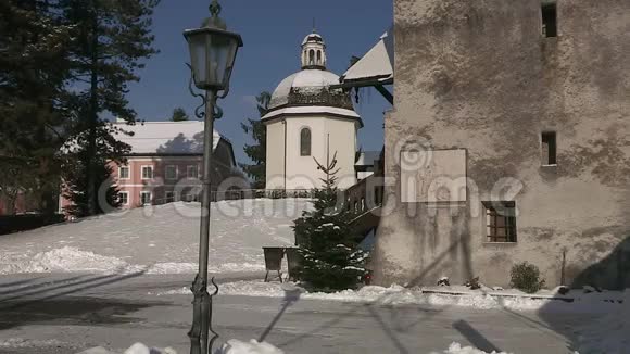 奥地利萨尔茨堡附近的奥伯恩多夫冬季寂静之夜教堂视频的预览图