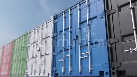 无限多丽拍摄的彩色货物集装箱对蓝天浅焦点4K无缝可循环剪辑ProRes视频的预览图