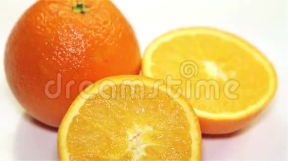 橙色旋转在桌子上特写视频的预览图