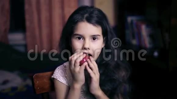 女孩吃苹果咬健康视频的预览图