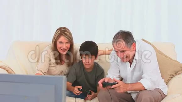 老年人玩电子游戏视频的预览图