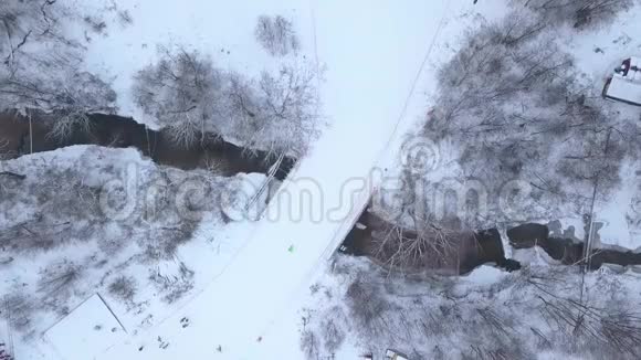 在冬季度假胜地的雪坡上滑雪冬季活动视频的预览图