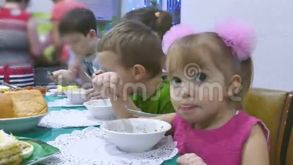 小孩吃早餐生日家庭圣诞庆祝男孩女孩吃视频的预览图