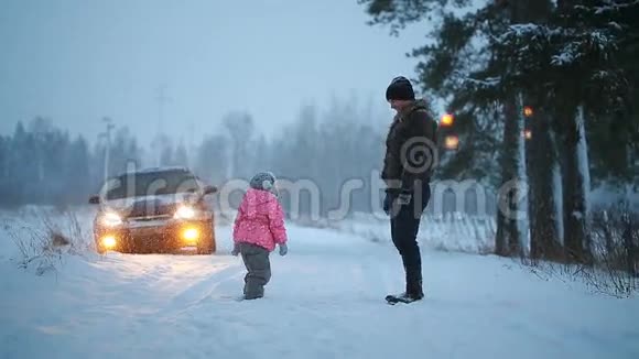 爸爸和女儿在冬天的公园里玩得很开心视频的预览图