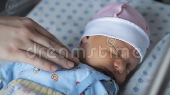 刚出生的女婴睡觉视频的预览图