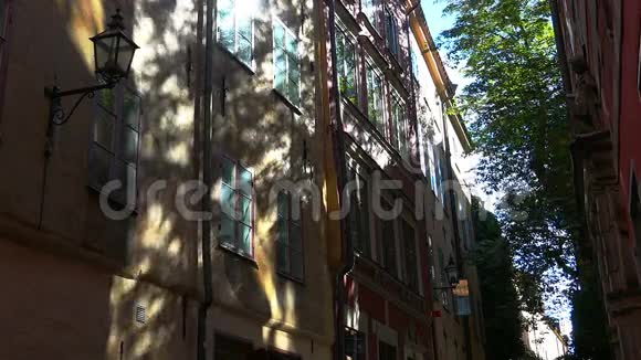 斯德哥尔摩市中心古老的狭窄街道旧城区视频的预览图