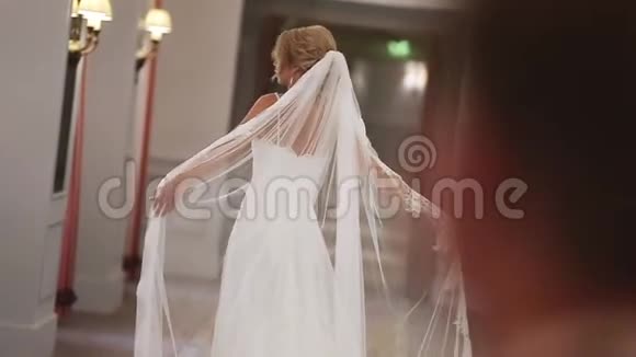 新娘为新郎摆姿势视频的预览图