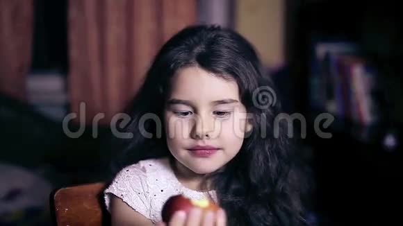 女孩吃苹果咬健康视频的预览图