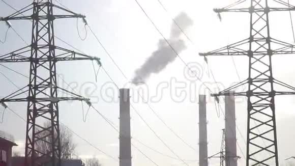 工业景观热电联产厂管道的电源线和烟雾视频的预览图