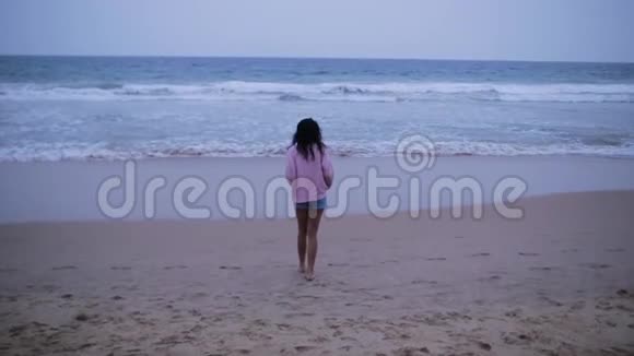 在海边的女孩视频的预览图
