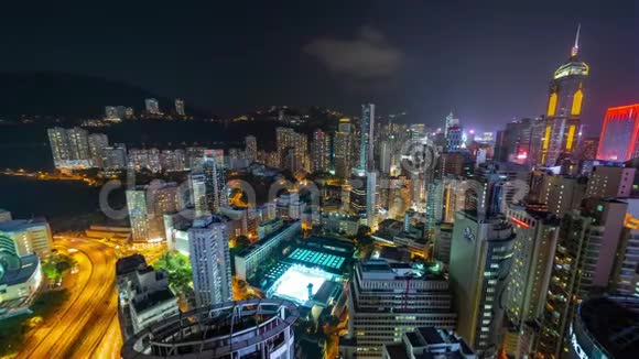 香港2018年5月晚上从上面俯瞰铜锣湾和湾仔码头的屋顶时间视频的预览图