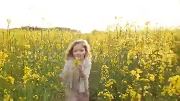 日落时跑过田野的女孩慢动作视频的预览图