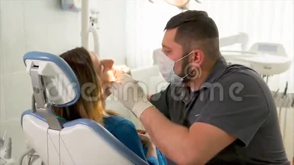 牙医检查那个女病人视频的预览图