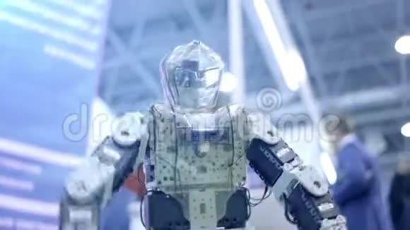 新机器人安卓在节目中跳舞显示了人类的运动现代世界的新技术视频的预览图