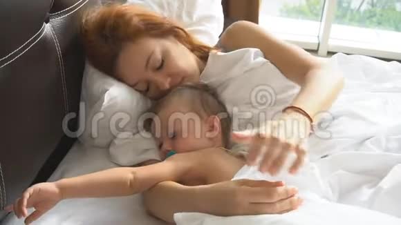 妈妈和小男孩早上醒来视频的预览图