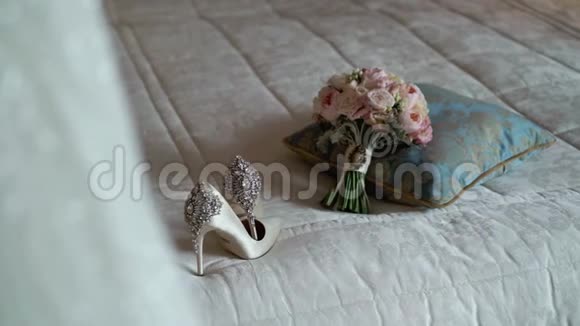 新娘礼服花束和鞋子视频的预览图