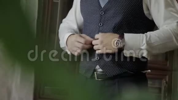 男人穿上领带手表鞋子杰克特视频的预览图