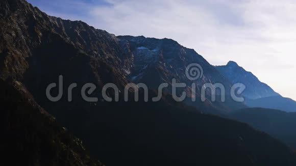 阿尔卑斯山上五彩缤纷的日落视频的预览图