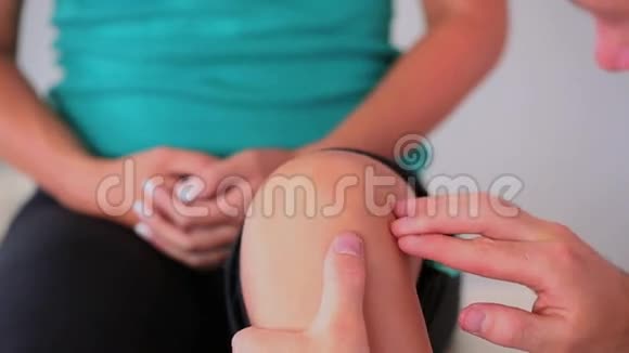 物理治疗师检查病人的膝盖视频的预览图