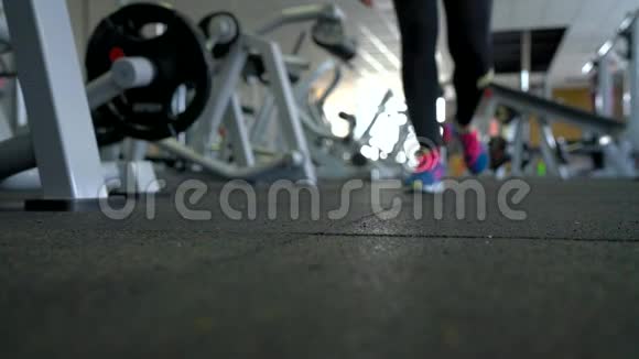 跑鞋女子在体育馆系鞋带视频的预览图
