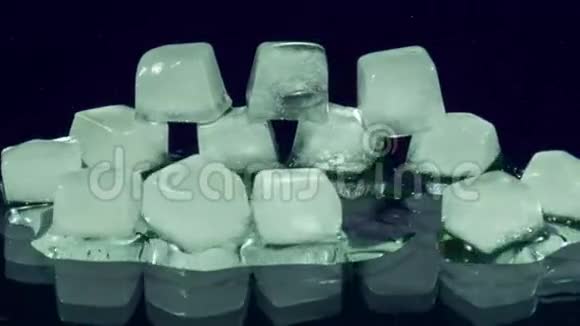 冰立方体在玻璃表面的熔化和移动视频的预览图