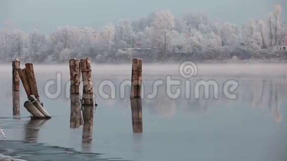 冬天下雪的河流景观视频的预览图