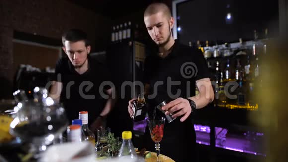 酒保在酒吧柜台做鸡尾酒夜总会视频的预览图