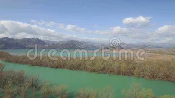 莫拉卡河的空中景观流入美丽的大斯卡达湖视频的预览图