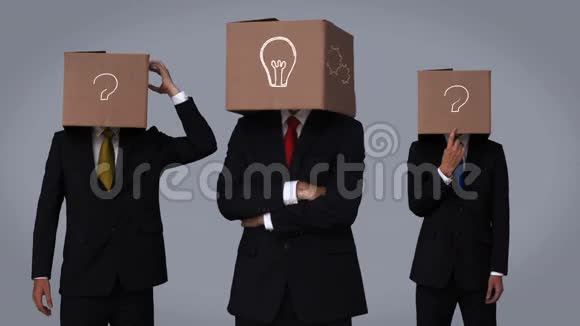 一队商人用盒子藏着头打手势视频的预览图