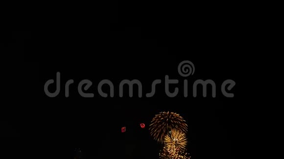 夜空中抽象的彩色烟花背景复制空间视频的预览图