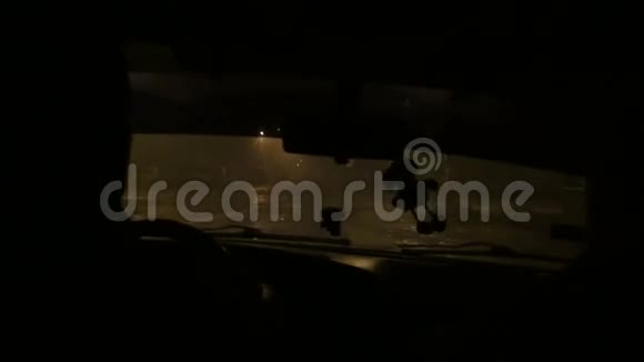 冬季夜间从乘客车厢乘车视频的预览图