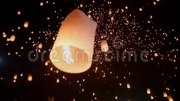泰国PengLannainChaingMai的空中灯笼庆祝活动视频的预览图