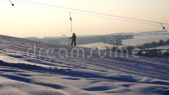 景观冬季滑梯滑雪场滑雪缆车下坡滑雪板和滑雪者视频的预览图