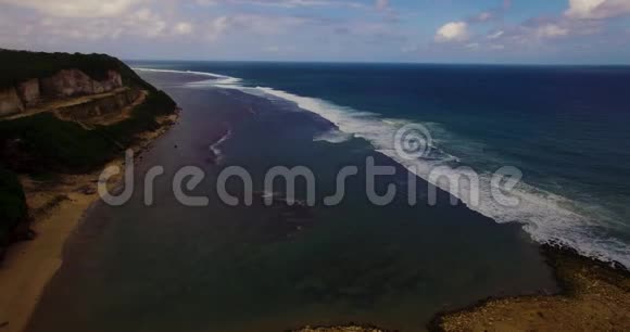 空中无人机4k镜头的海浪突破海岸印度尼西亚巴厘视频的预览图