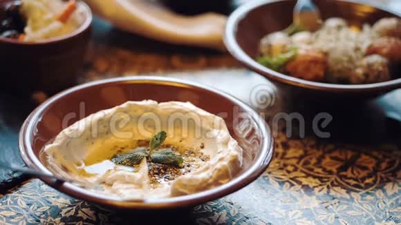 餐厅供应黎巴嫩菜传统午餐视频的预览图