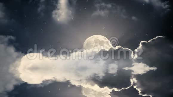 星宿夜空伴云圆月水反射效应视频的预览图
